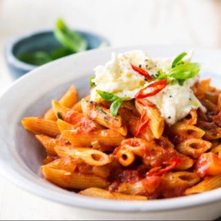 Pâtes piquantes a la burrata