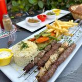 Brochettes Saucisses Au Feu De Bois Avec Frites Riz Et Légumes