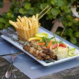 Brochettes De Poulet Au Feu De Bois Avec Frites Riz Et Légumes