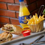 Sandwich Baba Ali Au Feu De Bois Avec Frites