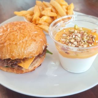 Cheese Burger + Frites + Mahlabia