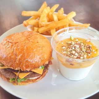 Double Cheese Burger + Frites + Mahlabia