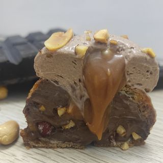 Chou chocolat/caramel/cacahuètes 