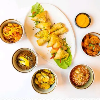 Assortiment salade marocaine et briouats