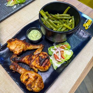 3 pilons braisé avec un accompagnement 