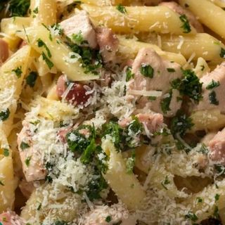 Salade des pâtes saucisse