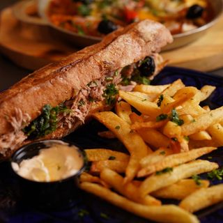 Sandwich tunisien au thon et harrisa