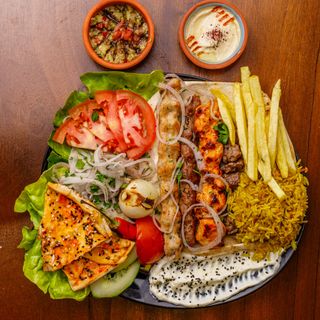 Grillades mixtes deluxe pour 3 personnes avec riz  et entrées et frites 