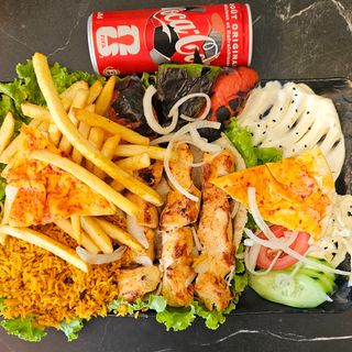 طبق شيش طاووق مع مشروب غازي