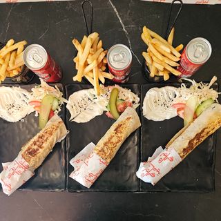 3 سندويشات شاورما دجاج مع الفريت والمشروب الغازي