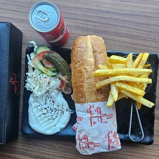 سندويش كريسبي مع فريت + مشروب غازي