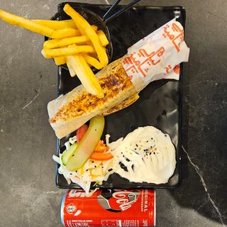 سندويش شاورما مع الفريت + مشروب غازي