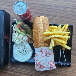 سندويش شيش طاووق مع الفريت + مشروب غازي