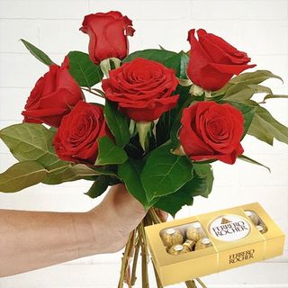 6 roses  rouges aveec Ferrero 8 pièces