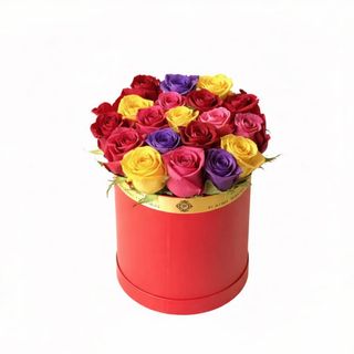 Bouquet de roses multicolores dans une boîte rouge élégante
