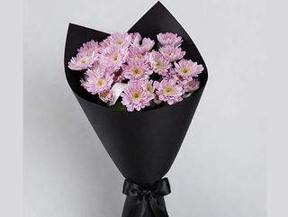Bouquet de chrysanthèmes roses avec emballage noir