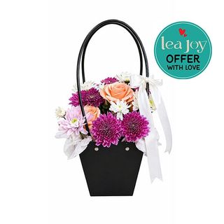 Panier de fleurs noir élégant avec ruban blanc