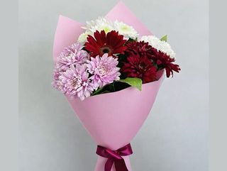 Bouquet de fleurs élégant avec emballage rose