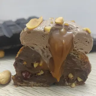Chou chocolat/caramel/cacahuètes 