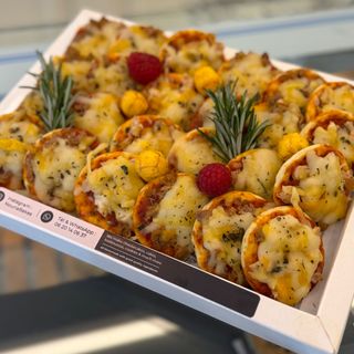 Petit plateau de mini bouchée pizzas