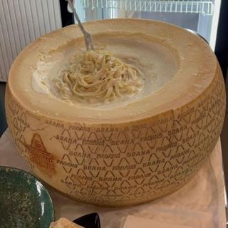 SPAGHETTI CACIO E PEPE NELLA FORMA DI PARMIGIANO