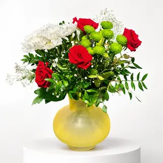 Composition florale en vase avec roses rouges et chrysanthèmes