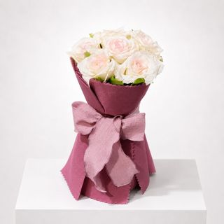 Bouquet de rose poudré avec emballage