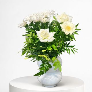 Composition florale en vase avec roses blanches et fleurs blanches