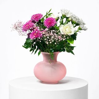 Composition florale en vase avec chrysanthèmes roses et blancs