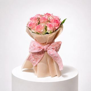 Bouquet de roses bordé avec nœud décoratif