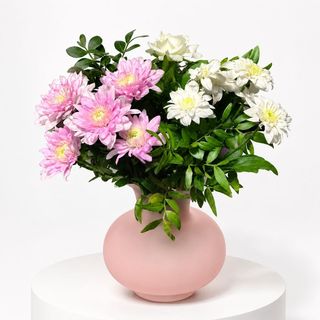 Composition florale en vase avec fleurs roses et blanches