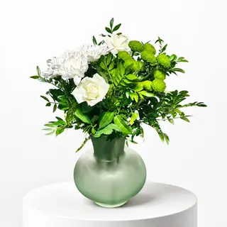 Composition florale en vase avec roses blanches et chrysanthèmes verts