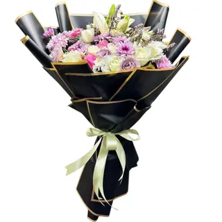 Bouquet de fleur rose et l’emballage noir f38