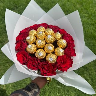 Bouquet de fleur avec chocolat Ferrero f10