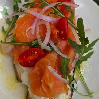 Bruschetta saumon fumé ,avocats,straciatella