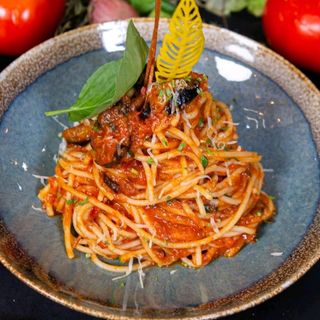 Spaghetti Bolognaise Épicé D'herbes Fraîches