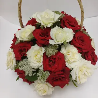 Panier des Roses rouges et blanches kesab
