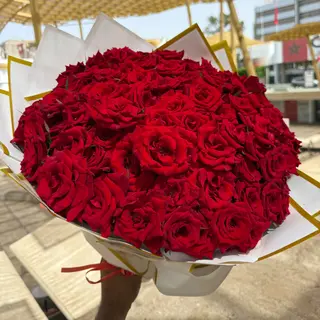 100 Roses avec emballage Blanc