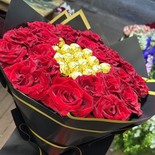 Bouquet roses rouges avec chocolat