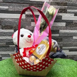 Valentine ´s red basket