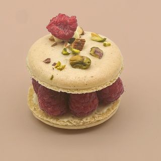 Macaron Pâtissier au nougat, jabane et framboise - Format M