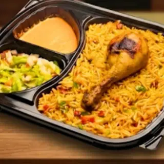 رز بسمتي سپايسي حار مع اجنحة دجاج مشوية)