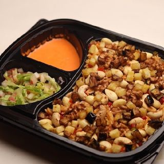 طبق رز كبسة+2 بيلون دجاج +خصر مقلية+مكسرات+ميني سلطة ودقوس