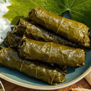 أربع قطع ورق عنب