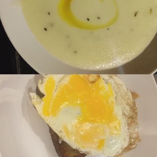 كومبو شوربة سميدة بالحليب والاعشاب+توست بالبيض