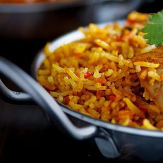 طبق رز برياني مع (اجنحة دجاج) مشوية
