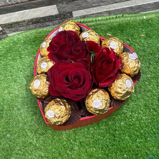 Petite box coeur cuir entouré de ferrero