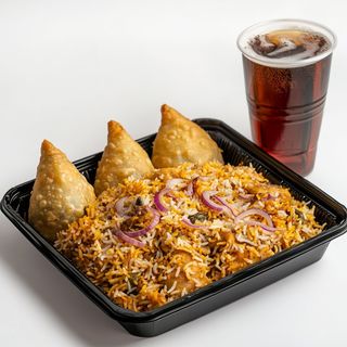Chicken biryani + 3 chicken samosa + boisson