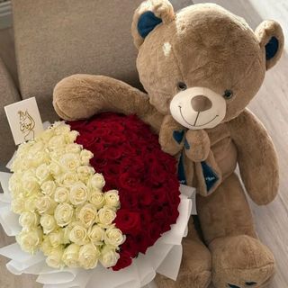 Moyen nounours avec 50 roses rouges et blanches 