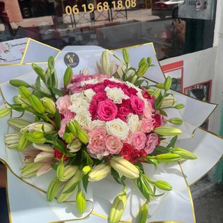  Bouquet Mélange les roses avec les lys  